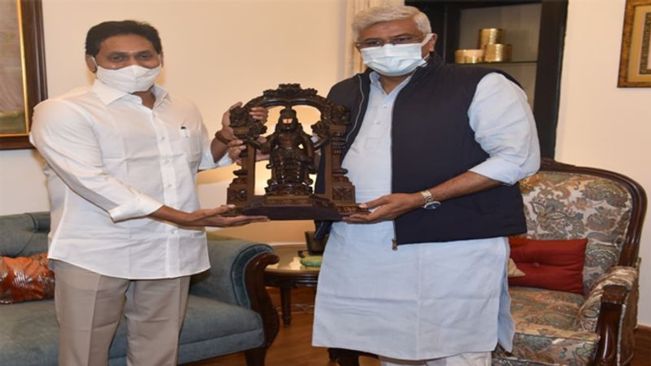 కేంద్ర జలశక్తి మంత్రితో సీఎం జగన్ భేటీ... వాటిపైనే చర్చ కేంద్ర జలశక్తి మంత్రితో సీఎం జగన్ భేటీ... వాటిపైనే చర్చ