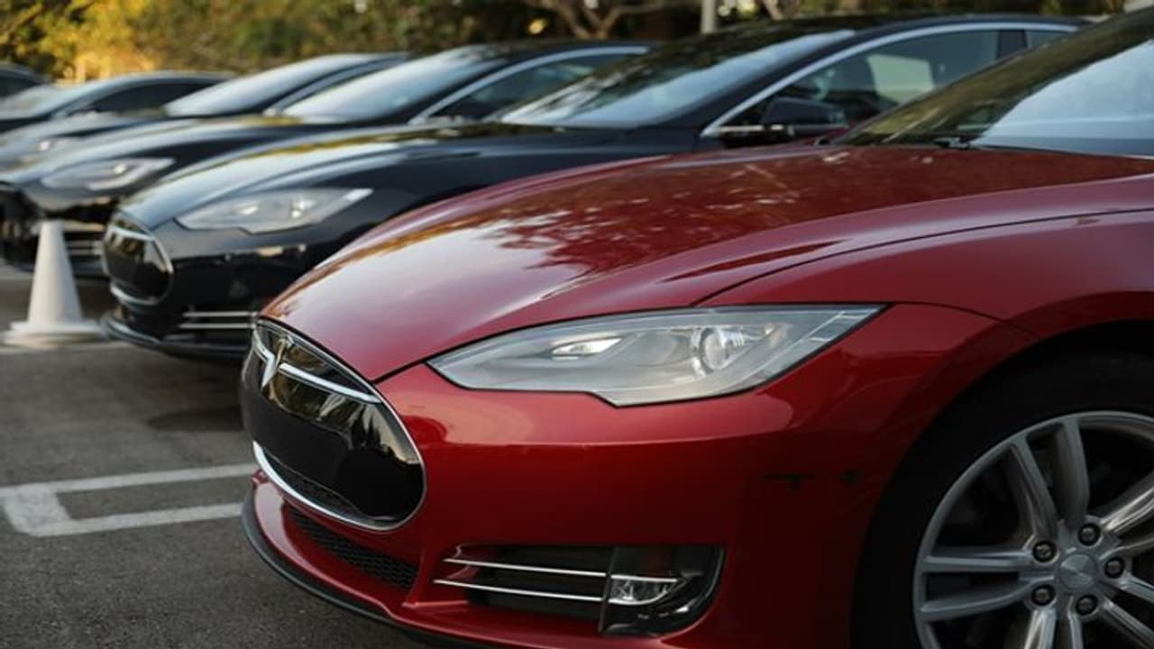 ಜೇಬಲ್ಲಿ ದುಡ್ಡಿಲ್ಲ, ಆದರೂ ರಿಜಿಸ್ಟ್ರೇಶನ್ ನಂಬರ್ಗಾಗಿ 32 ಲಕ್ಷ ರೂ.ವರೆಗೆ ಬಿಡ್ಡಿಂಗ್ ಕೂಗಿದ ಭೂಪ! ಜೇಬಲ್ಲಿ ದುಡ್ಡಿಲ್ಲ, ಆದರೂ ರಿಜಿಸ್ಟ್ರೇಶನ್ ನಂಬರ್ಗಾಗಿ 32 ಲಕ್ಷ ರೂ.ವರೆಗೆ ಬಿಡ್ಡಿಂಗ್ ಕೂಗಿದ ಭೂಪ!