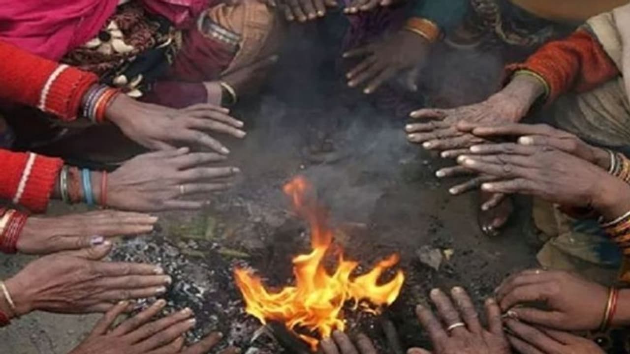 కర్నాటకపై చలిపులి పంజా.. బెంగళూరులో ఒక దశాబ్దంలోనే అత్యల్ప ఉష్ణోగ్రతలు ! కర్నాటకపై చలిపులి పంజా.. బెంగళూరులో ఒక దశాబ్దంలోనే అత్యల్ప ఉష్ణోగ్రతలు !