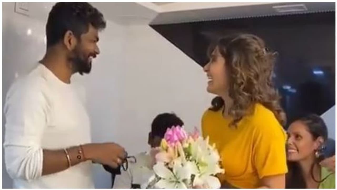 ஒழுங்கா எடுத்துடுவீங்களா..? முதல் நாள் ஷூட்டிங்கில் நயன் காதலரையே கலாய்த்த சமந்தா..! வீடியோ ஒழுங்கா எடுத்துடுவீங்களா..? முதல் நாள் ஷூட்டிங்கில் நயன் காதலரையே கலாய்த்த சமந்தா..! வீடியோ