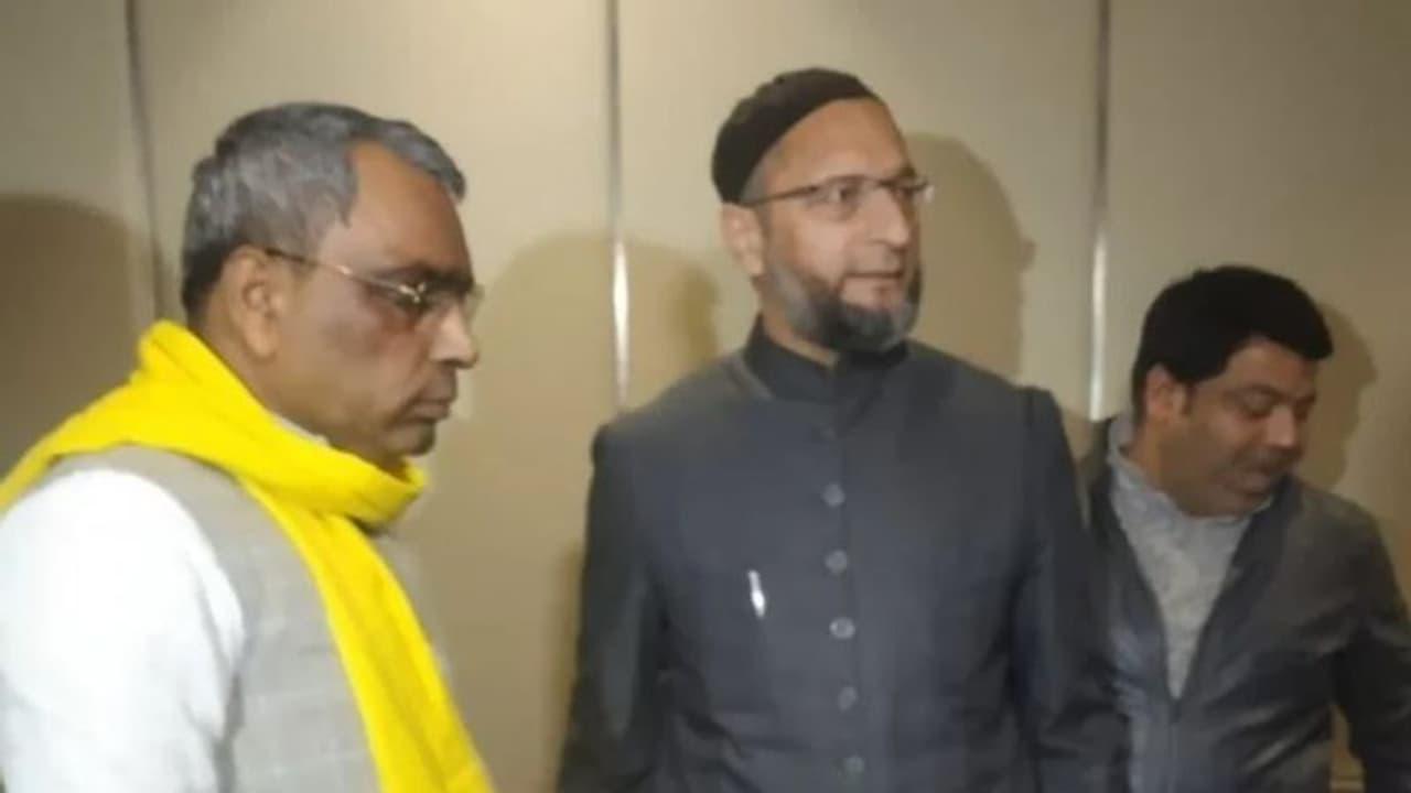यूपी में Jinnah का जिन्न: Owaisi का BJP को चुनौती, अखिलेश को पढ़ने की नसीहत, कासगंज घटना पर UP सरकार को घेरा यूपी में Jinnah का जिन्न: Owaisi का BJP को चुनौती, अखिलेश को पढ़ने की नसीहत, कासगंज घटना पर UP सरकार को घेरा