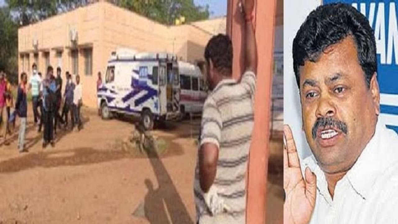 ಕೋತಿ ದಾಳಿಯಿಂದ ಶಾಸಕ ರೇಣುಕಾಚಾರ್ಯ ಬಚಾವ್...! ಕೋತಿ ದಾಳಿಯಿಂದ ಶಾಸಕ ರೇಣುಕಾಚಾರ್ಯ ಬಚಾವ್...!