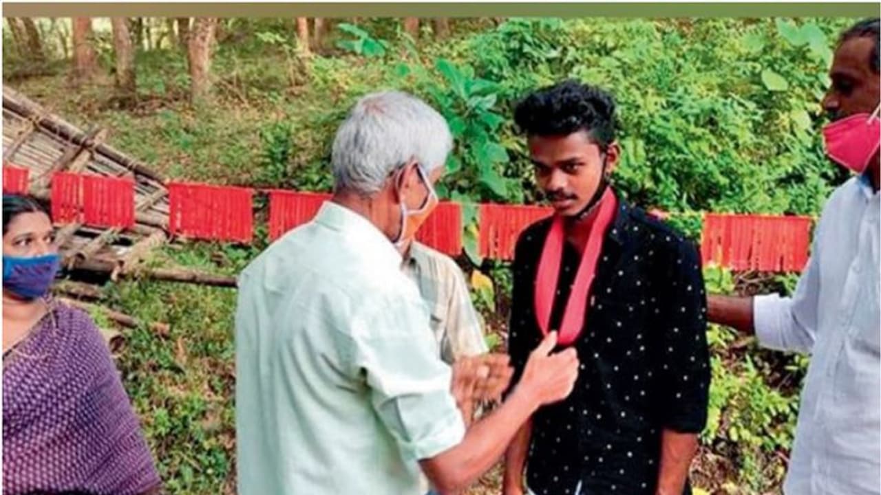 ചരിത്രം കുറിച്ച് സുധീഷ്; ചോല നായ്ക്കര് വിഭാഗത്തില് നിന്നുള്ള ആദ്യ സ്ഥാനാര്ത്ഥിക്ക് മിന്നും വിജയം ചരിത്രം കുറിച്ച് സുധീഷ്; ചോല നായ്ക്കര് വിഭാഗത്തില് നിന്നുള്ള ആദ്യ സ്ഥാനാര്ത്ഥിക്ക് മിന്നും വിജയം