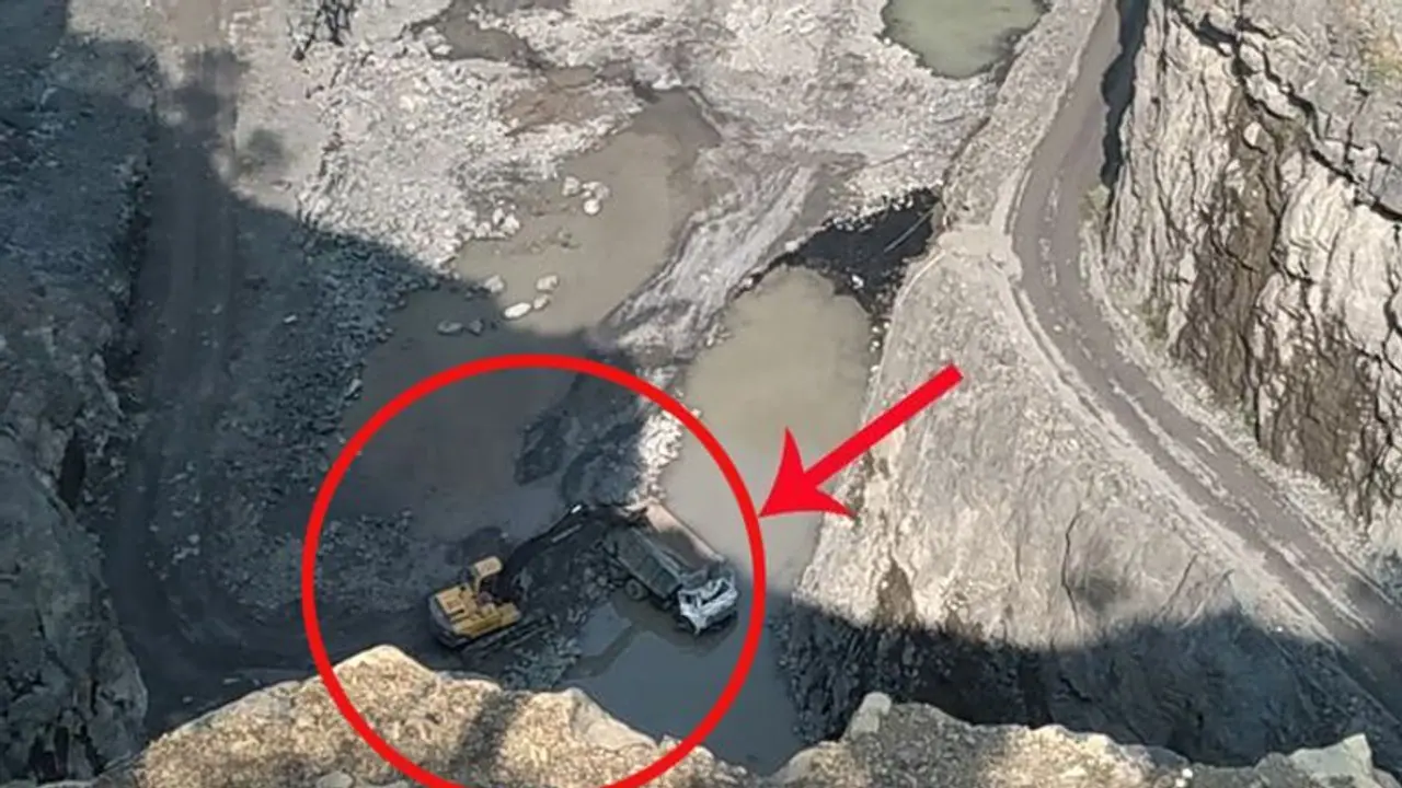 दिल दहला देने वाला हादसा: 250 फीट गहरी खदान में गिरा डंपर, ड्राइवर क्लीनर की मौत..देखने वाले डर गए दिल दहला देने वाला हादसा: 250 फीट गहरी खदान में गिरा डंपर, ड्राइवर क्लीनर की मौत..देखने वाले डर गए