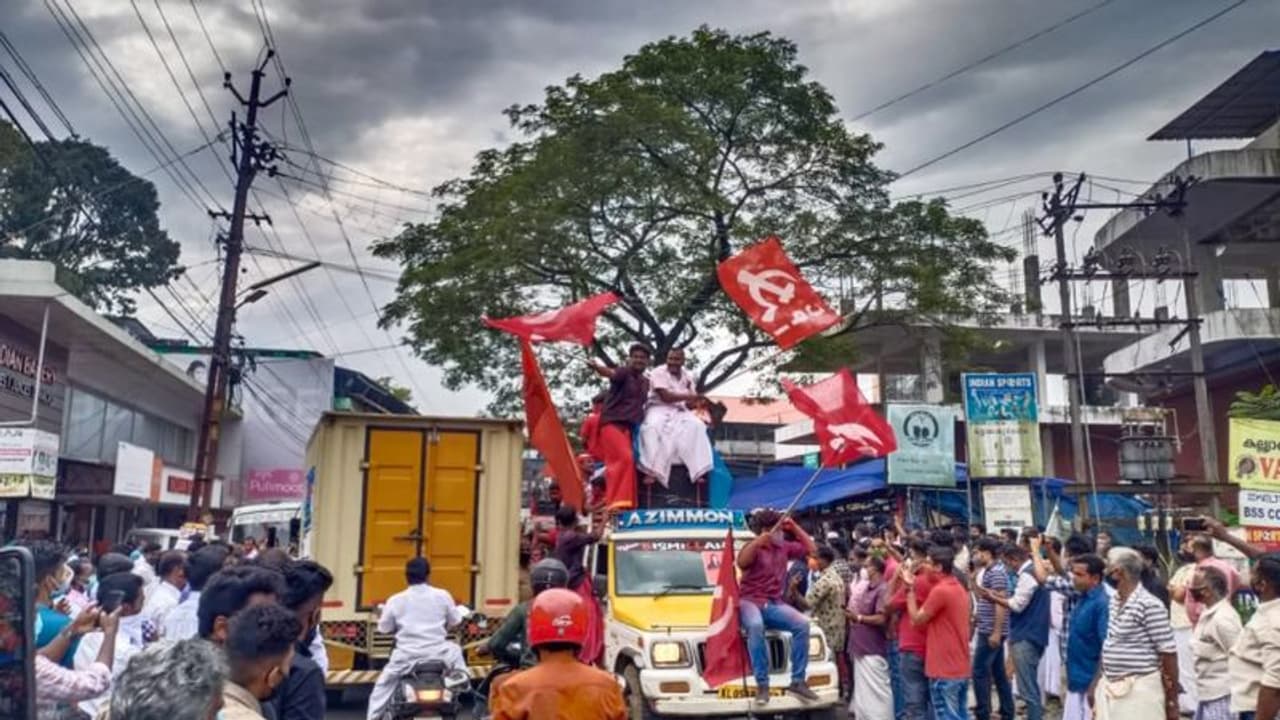 തദ്ദേശ ജനപ്രതിനിധികളുടെ സത്യപ്രതിജ്ഞ ഇന്ന്; ചടങ്ങ് കൊവിഡ് പ്രോട്ടോക്കോള് പാലിച്ച് തദ്ദേശ ജനപ്രതിനിധികളുടെ സത്യപ്രതിജ്ഞ ഇന്ന്; ചടങ്ങ് കൊവിഡ് പ്രോട്ടോക്കോള് പാലിച്ച്