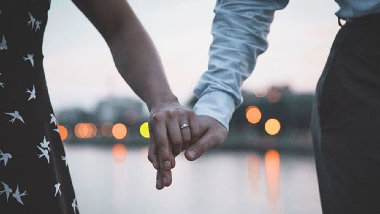 ഭാര്യക്ക് മറ്റൊരാളുമായുള്ള ശാരീരിക ബന്ധമില്ലാത്ത പ്രണയബന്ധം വ്യഭിചാരമല്ല; നിർണായക വിധിയുമായി മധ്യപ്രദേശ് കോടതി ഭാര്യക്ക് മറ്റൊരാളുമായുള്ള ശാരീരിക ബന്ധമില്ലാത്ത പ്രണയബന്ധം വ്യഭിചാരമല്ല; നിർണായക വിധിയുമായി മധ്യപ്രദേശ് കോടതി