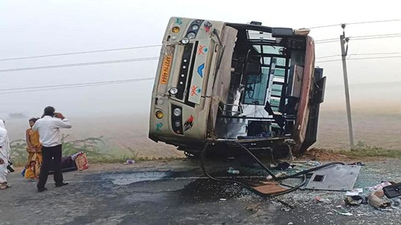 బోల్తాపడిన ప్రైవేటు బస్సు.. ప్రయాణికులు సురక్షితం బోల్తాపడిన ప్రైవేటు బస్సు.. ప్రయాణికులు సురక్షితం