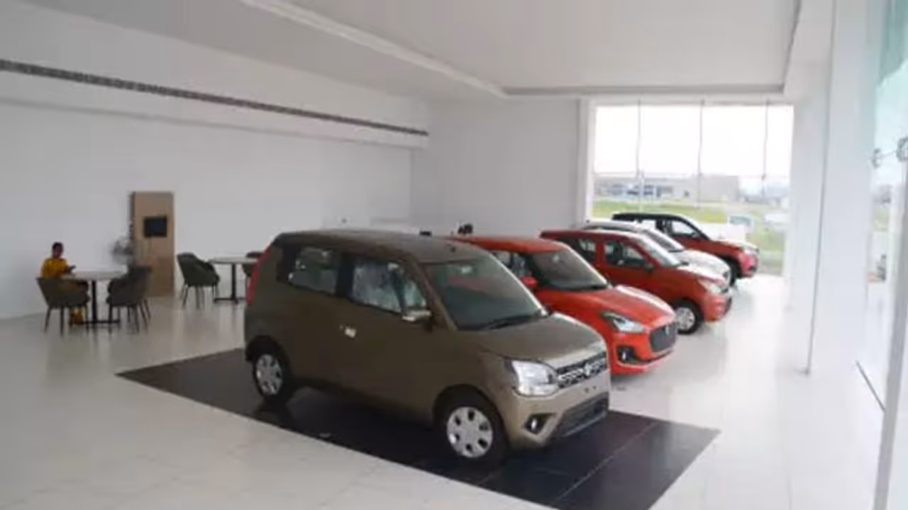 விற்கப்படும் பழைய காரின் மீது 18% வரி எவ்வாறு கணக்கிடப்படுகிறது? யாருக்கு வரி பொருந்தும்?