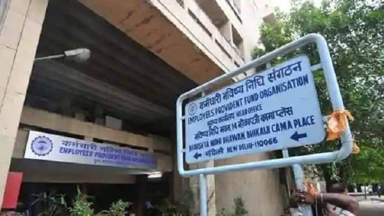 ईपीएफओ में इस महीने तक जमा हो सकते हैं 2020 21 के 8.5 फीसदी ब्याज के पैसे ईपीएफओ में इस महीने तक जमा हो सकते हैं 2020 21 के 8.5 फीसदी ब्याज के पैसे