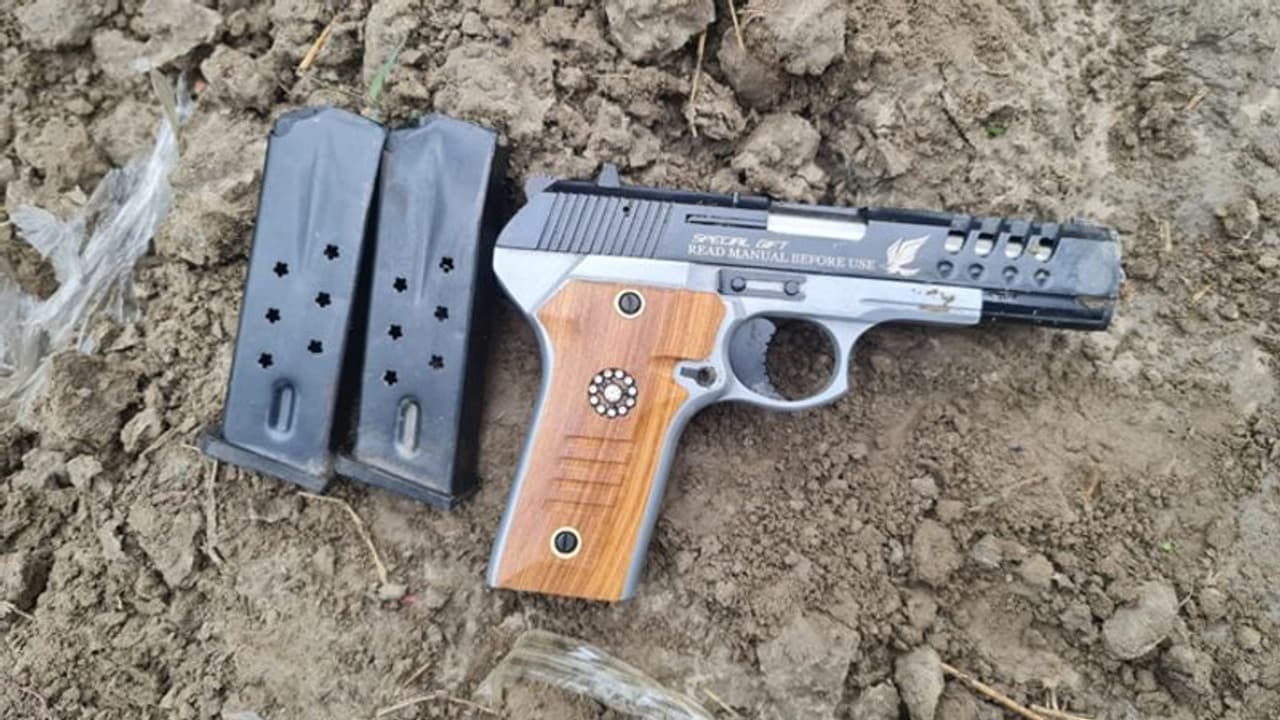 एके 56 रायफल, 90 गोलियां और पांच मैगजीन...घुसपैठ करने वाले दो आतंकियों को मार गिराया गया एके 56 रायफल, 90 गोलियां और पांच मैगजीन...घुसपैठ करने वाले दो आतंकियों को मार गिराया गया