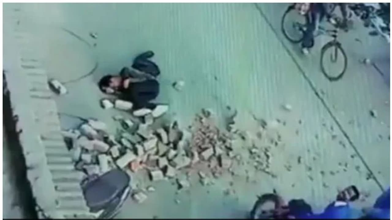 നിർമാണത്തിലിരുന്ന പില്ലർ റോഡിലേക്ക് തകർന്നുവീണ് കാൽനടയാത്രക്കാരന് ഗുരുതര പരിക്ക്; വീഡിയോ കാണാം നിർമാണത്തിലിരുന്ന പില്ലർ റോഡിലേക്ക് തകർന്നുവീണ് കാൽനടയാത്രക്കാരന് ഗുരുതര പരിക്ക്; വീഡിയോ കാണാം