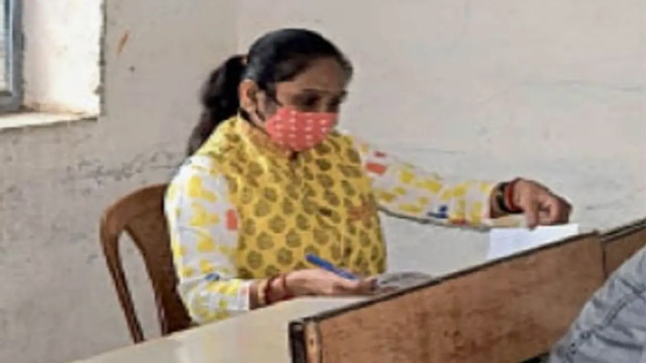 ये हैं MP की महिला विधायक, जो छात्र बन दे रहीं 10वीं की परीक्षा, गेट पर सुरक्ष में तैनात 3 3 गनमैन ये हैं MP की महिला विधायक, जो छात्र बन दे रहीं 10वीं की परीक्षा, गेट पर सुरक्ष में तैनात 3 3 गनमैन