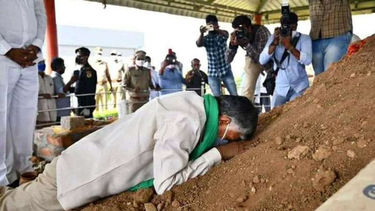 ఆనాటి జ్ఞాపకాలు, ఉద్వేగం: యాగశాల వద్ద మోకరిల్లిన చంద్రబాబు ఆనాటి జ్ఞాపకాలు, ఉద్వేగం: యాగశాల వద్ద మోకరిల్లిన చంద్రబాబు