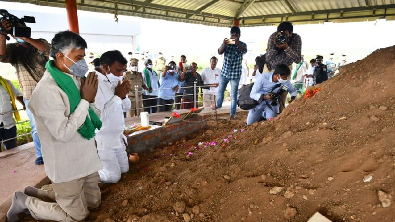 మూడు రాజధానులకు ప్రజలు ఒప్పుకొంటే రాజకీయాల నుండి తప్పుకొంటా: చంద్రబాబు మూడు రాజధానులకు ప్రజలు ఒప్పుకొంటే రాజకీయాల నుండి తప్పుకొంటా: చంద్రబాబు