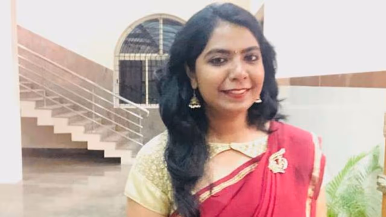 స్నేహితురాలి ఇంట్లో పార్టీ: ఉరికి వేలాడుతూ కనిపించిన మహిళా డీఎస్పీ స్నేహితురాలి ఇంట్లో పార్టీ: ఉరికి వేలాడుతూ కనిపించిన మహిళా డీఎస్పీ