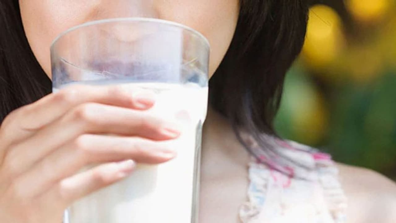 രാത്രിയിൽ ഉറങ്ങുന്നതിന് മുമ്പ് പാൽ കുടിക്കുന്നത് കൊണ്ടുള്ള ​ഗുണമിതാണ് 