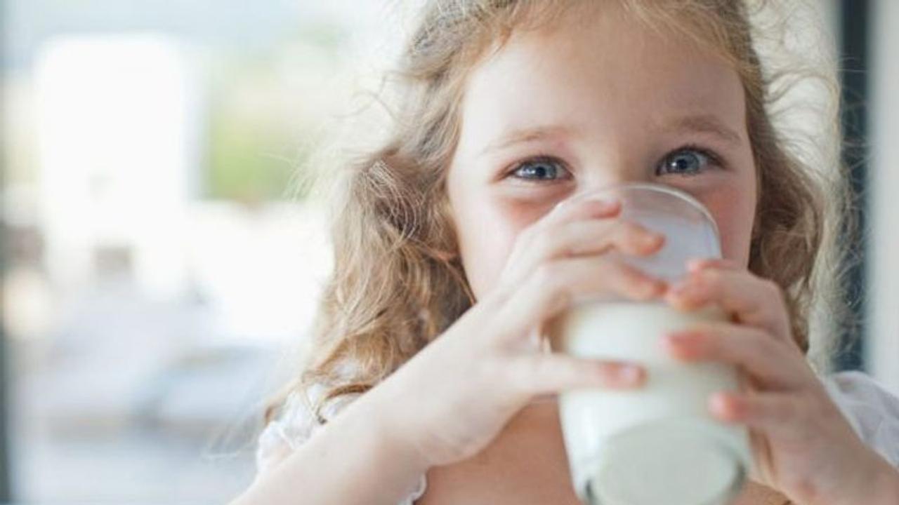 সাবধান আপনার আদরের বাচ্চাকে সিন্থেটিক দুধ দিচ্ছেন নাতো, জেনে নিন খাঁটি দুধ চেনার সহজ উপায় সাবধান আপনার আদরের বাচ্চাকে সিন্থেটিক দুধ দিচ্ছেন নাতো, জেনে নিন খাঁটি দুধ চেনার সহজ উপায়