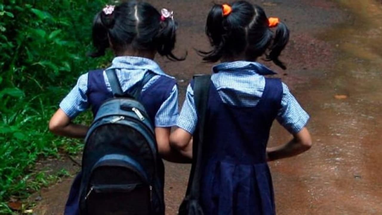 ಗದಗ: ರೋಡ್‌ ರೋಮಿಯೋಗಳ ಕಾಟಕ್ಕೆ ಬೆಚ್ಚಿ ಬಿದ್ದ ವಿದ್ಯಾರ್ಥಿನಿಯರು