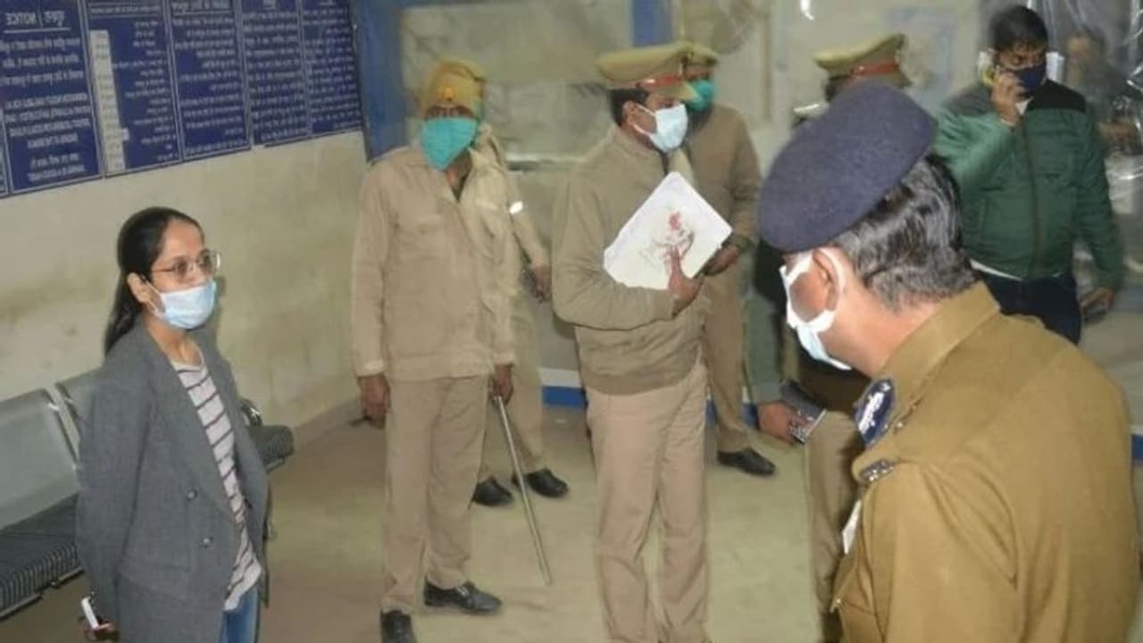 వృద్ధులను కత్తులతో బెదిరించి.. మహిళల దోపిడి..! వృద్ధులను కత్తులతో బెదిరించి.. మహిళల దోపిడి..!