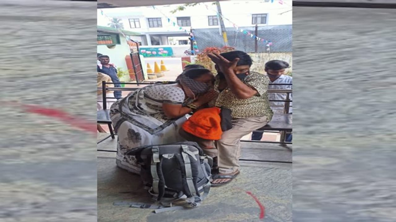 దంపతులను బురిడీ కొట్టించి... భారీ నగదు చోరీ దంపతులను బురిడీ కొట్టించి... భారీ నగదు చోరీ