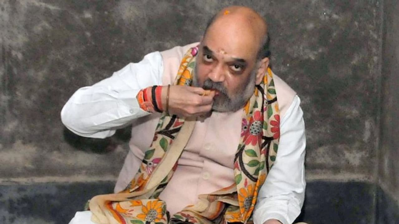 একে একে নড়ে উঠছে 'পুতুল'রা অমিত শাহ র আসার দিন যত এগোচ্ছে, ততই ভাঙছে তৃণমূল একে একে নড়ে উঠছে 'পুতুল'রা অমিত শাহ র আসার দিন যত এগোচ্ছে, ততই ভাঙছে তৃণমূল