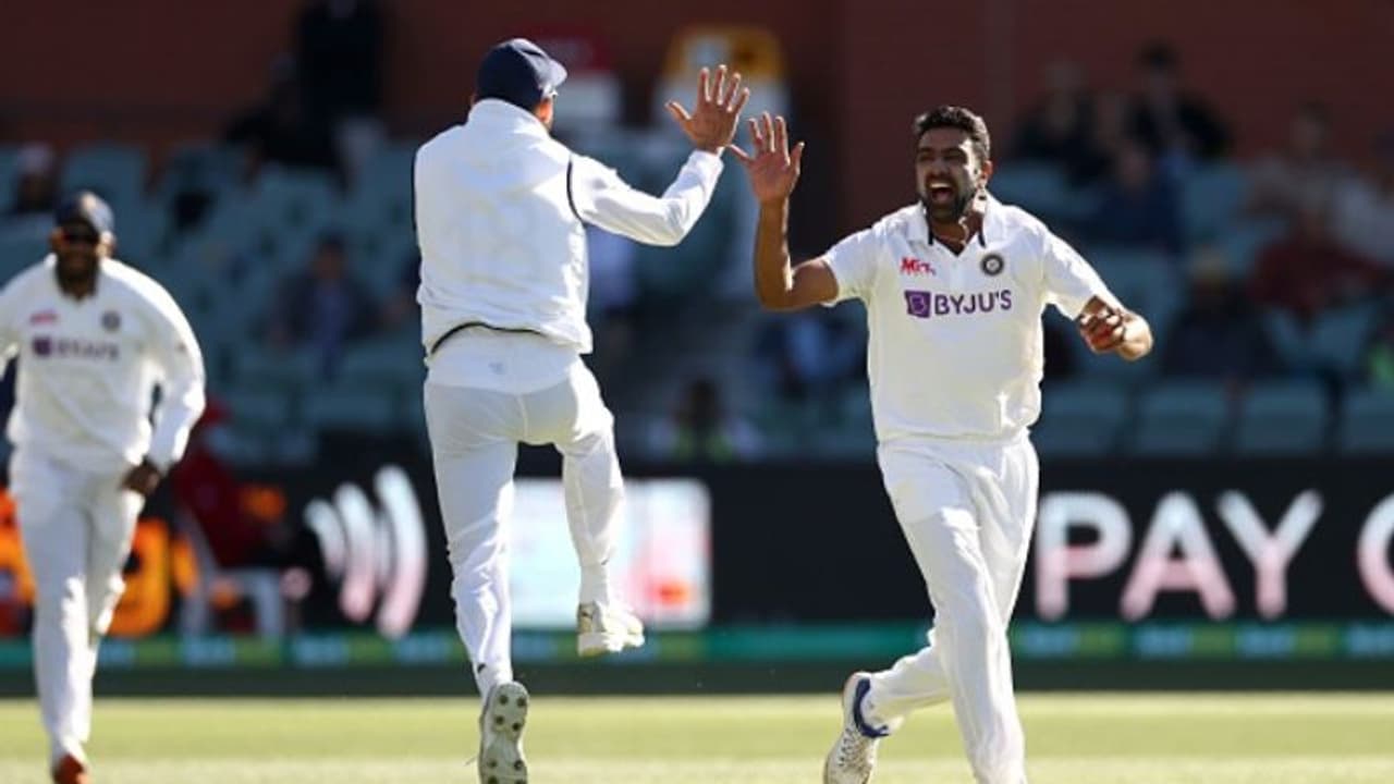 ബുമ്രക്കൊപ്പം അശ്വിനും മരണമാസ്; ഓസീസിന് കൂട്ടത്തകര്ച്ച, നാണംകെട്ട് സ്മിത്ത്! ബുമ്രക്കൊപ്പം അശ്വിനും മരണമാസ്; ഓസീസിന് കൂട്ടത്തകര്ച്ച, നാണംകെട്ട് സ്മിത്ത്!