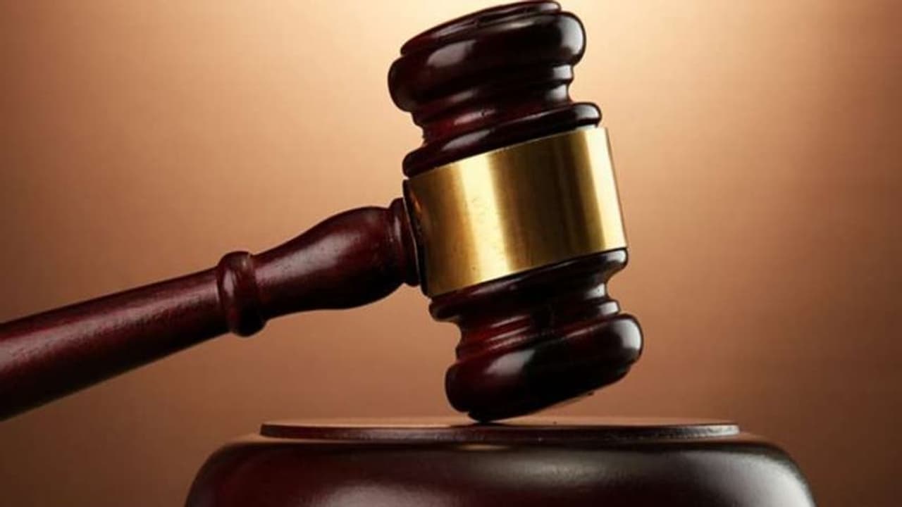 സാമൂഹിക മാധ്യമത്തിലൂടെ സഹപ്രവര്ത്തകനെ അധിക്ഷേപിച്ചു; 20,000 ദിര്ഹം നഷ്ടപരിഹാരം വിധിച്ച് യുഎഇ കോടതി സാമൂഹിക മാധ്യമത്തിലൂടെ സഹപ്രവര്ത്തകനെ അധിക്ഷേപിച്ചു; 20,000 ദിര്ഹം നഷ്ടപരിഹാരം വിധിച്ച് യുഎഇ കോടതി