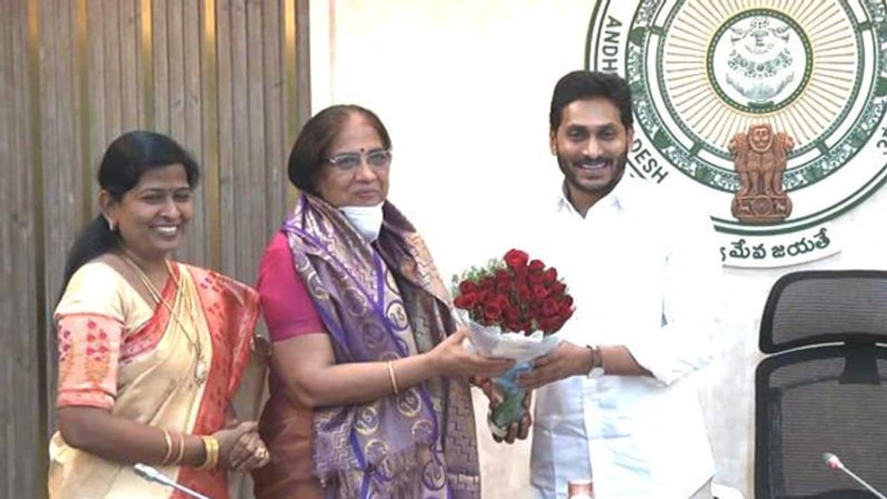 ఏపీ కేబినెట్ భేటీలో ఉద్విగ్న క్షణాలు: నీలం సాహ్నిని సత్కరించిన జగన్ ఏపీ కేబినెట్ భేటీలో ఉద్విగ్న క్షణాలు: నీలం సాహ్నిని సత్కరించిన జగన్