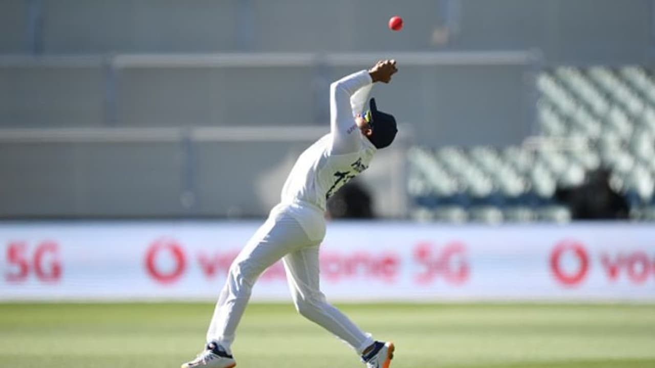 'ക്രിസ്മസ് അല്ലെ, സമ്മാനം നേരത്തെ നല്കുന്നതാണ്'; ഇന്ത്യയുടെ 'കൈവിട്ട' കളിക്കെതിരെ തുറന്നടിച്ച് ഗവാസ്കര് 'ക്രിസ്മസ് അല്ലെ, സമ്മാനം നേരത്തെ നല്കുന്നതാണ്'; ഇന്ത്യയുടെ 'കൈവിട്ട' കളിക്കെതിരെ തുറന്നടിച്ച് ഗവാസ്കര്