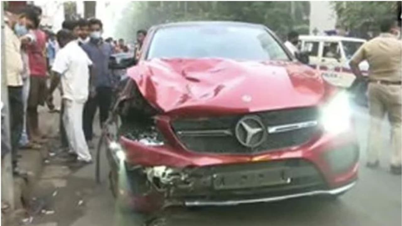 അമിത വേഗതയിലെത്തിയ ബെന്സ് കാറിടിച്ച് ഫുഡ് ഡെലിവറി ഏജന്റിന് ദാരുണാന്ത്യം അമിത വേഗതയിലെത്തിയ ബെന്സ് കാറിടിച്ച് ഫുഡ് ഡെലിവറി ഏജന്റിന് ദാരുണാന്ത്യം