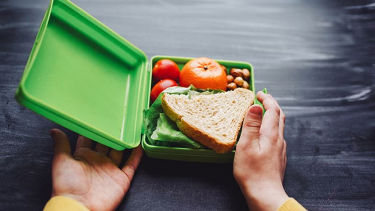 మహిళా టీచర్ లంచ్ బాక్స్లో మూత్రం: నిందితుడు తోటి ఉపాధ్యాయుడే మహిళా టీచర్ లంచ్ బాక్స్లో మూత్రం: నిందితుడు తోటి ఉపాధ్యాయుడే