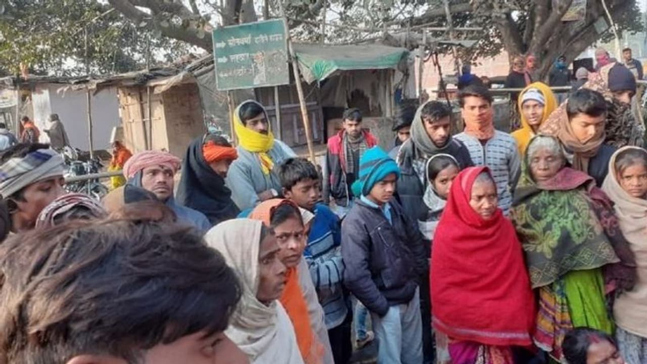 बिहार पुलिस का क्रूर चेहरा: बुजुर्ग को घेरकर उसके ही घर में मार डाला..जो बचाने आया उसे भी नहीं छोड़ा बिहार पुलिस का क्रूर चेहरा: बुजुर्ग को घेरकर उसके ही घर में मार डाला..जो बचाने आया उसे भी नहीं छोड़ा