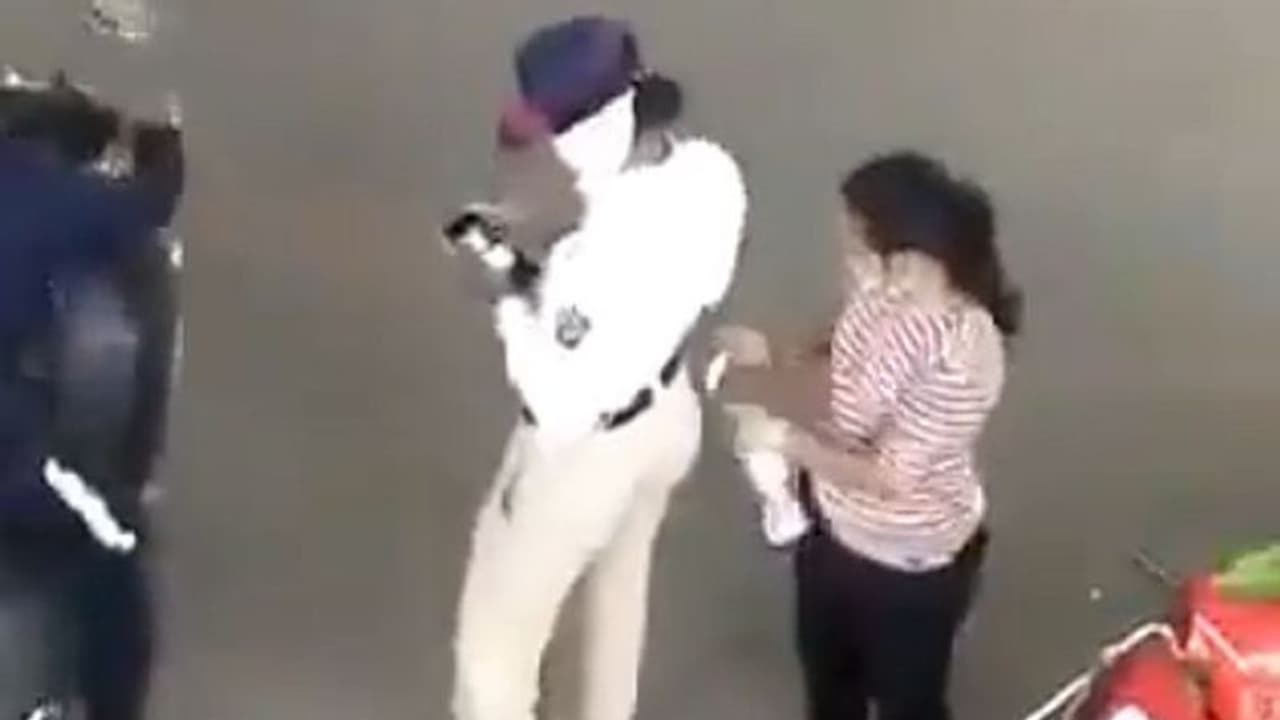 'No Google Pay or phone pe... Direct pocket pay': Viral video of traffic cop taking bribe 'No Google Pay or phone pe... Direct pocket pay': Viral video of traffic cop taking bribe