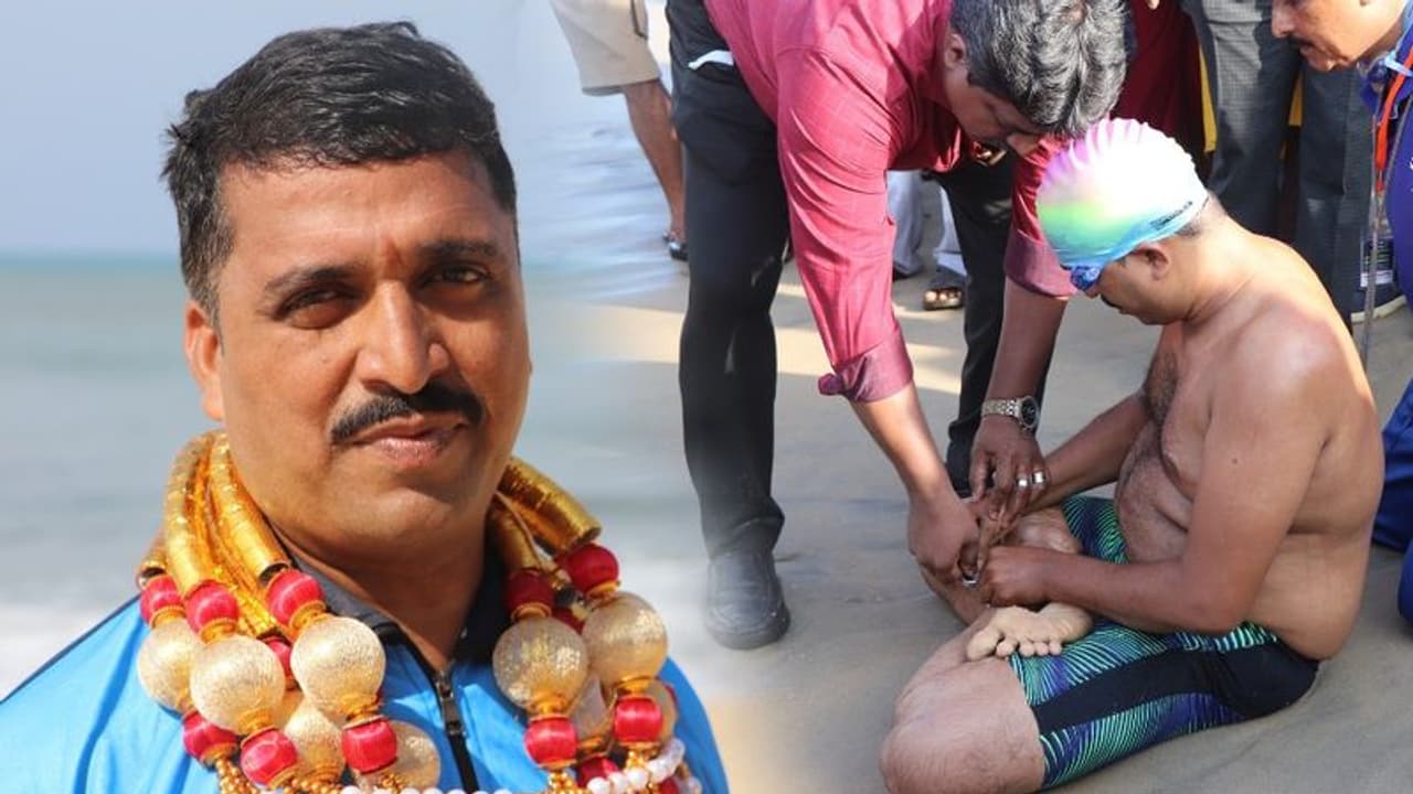 অবিশ্বাস্য, পদ্মাসনে ভঙ্গিতে পা বাঁধা অবস্থায় সমুদ্রে সাঁতার দেখুন এই শিক্ষকের ভিডিও অবিশ্বাস্য, পদ্মাসনে ভঙ্গিতে পা বাঁধা অবস্থায় সমুদ্রে সাঁতার দেখুন এই শিক্ষকের ভিডিও