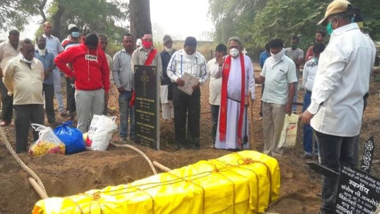 हे भगवान! बेटे ने मां की मौत के 3 महीने बाद कब्र से निकाला शव, बोला उनकी अंतिम इच्छा पूरी करनी थी हे भगवान! बेटे ने मां की मौत के 3 महीने बाद कब्र से निकाला शव, बोला उनकी अंतिम इच्छा पूरी करनी थी