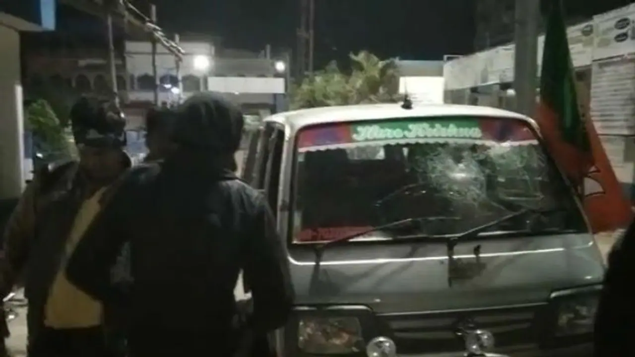 মেদিনীপুরের সভা থেকে ফেরার পথে হামলা, দাদার অনুগামীদের গাড়ি ভাঙচুর,জখম ১৫ মেদিনীপুরের সভা থেকে ফেরার পথে হামলা, দাদার অনুগামীদের গাড়ি ভাঙচুর,জখম ১৫