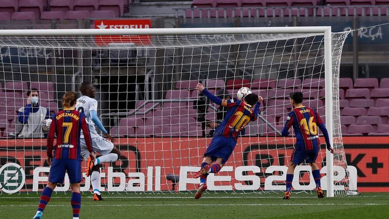 പെനല്റ്റി നഷ്ടമാക്കിയതിന് പിന്നാലെ ഡൈവിംഗ് ഹെഡ്ഡറിലൂടെ ഗോള്; പെലെയുടെ റെക്കോര്ഡിനൊപ്പമെത്തി മെസി പെനല്റ്റി നഷ്ടമാക്കിയതിന് പിന്നാലെ ഡൈവിംഗ് ഹെഡ്ഡറിലൂടെ ഗോള്; പെലെയുടെ റെക്കോര്ഡിനൊപ്പമെത്തി മെസി