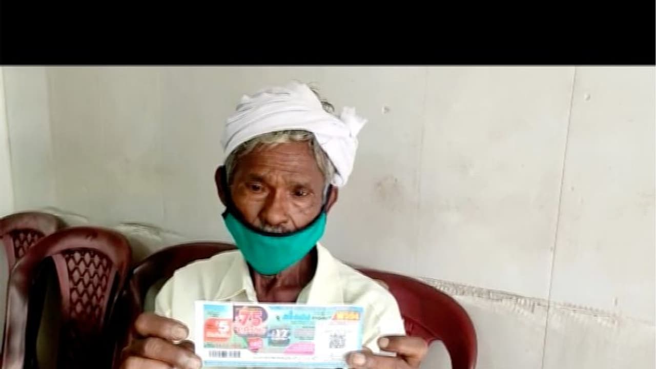 കണ്ണില് ചോരയില്ലാത്ത തട്ടിപ്പ്; വയോധികന് വ്യാജ ലോട്ടറി നൽകി കബളിപ്പിച്ച് 5000 രൂപ തട്ടി കണ്ണില് ചോരയില്ലാത്ത തട്ടിപ്പ്; വയോധികന് വ്യാജ ലോട്ടറി നൽകി കബളിപ്പിച്ച് 5000 രൂപ തട്ടി