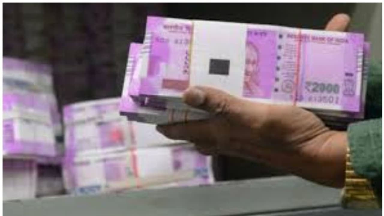 ಹೈದರಾಬಾದ್ನಿಂದ ಬೆಂಗಳೂರಿಗೆ ಹೊರಟಿದ್ದ ಬಸ್ ಪ್ರಯಾಣಿಕನ ಬಳಿ 3.25 ಕೋಟಿ ರೂ. ಪತ್ತೆ ಹೈದರಾಬಾದ್ನಿಂದ ಬೆಂಗಳೂರಿಗೆ ಹೊರಟಿದ್ದ ಬಸ್ ಪ್ರಯಾಣಿಕನ ಬಳಿ 3.25 ಕೋಟಿ ರೂ. ಪತ್ತೆ