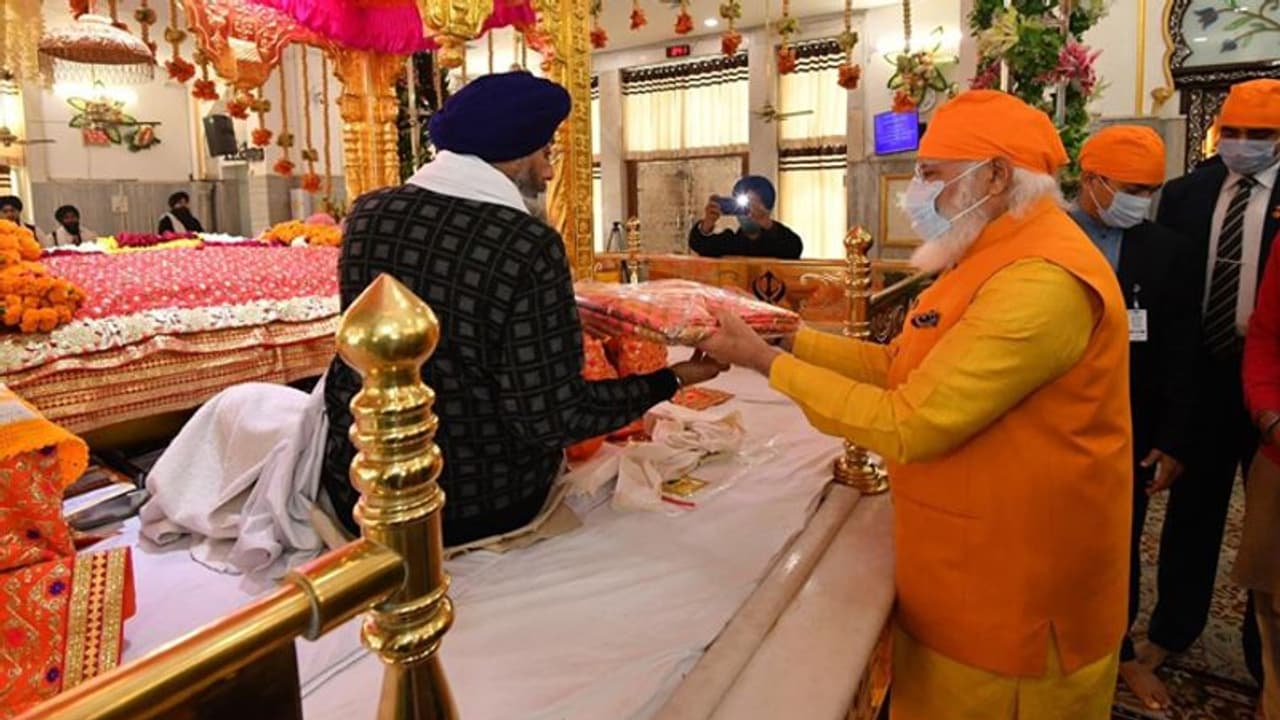 കർഷക സമരത്തിനിടെ പ്രധാനമന്ത്രി ഗുരുദ്വാരയിൽ, സന്ദർശനം അപ്രതീക്ഷിതം കർഷക സമരത്തിനിടെ പ്രധാനമന്ത്രി ഗുരുദ്വാരയിൽ, സന്ദർശനം അപ്രതീക്ഷിതം