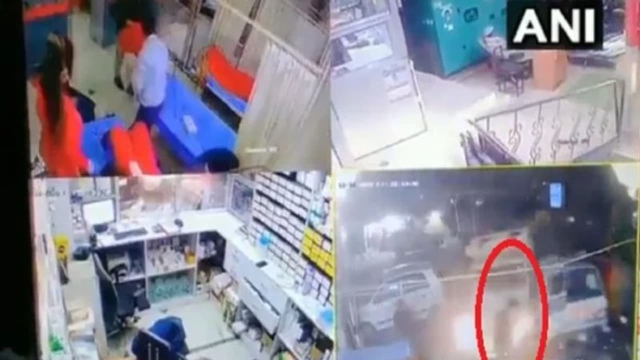 രോഗിയുടെ ബന്ധുക്കൾ തമ്മിൽ തർക്കം, ആശുപത്രിയിലേക്ക് വാഹനം ഓടിച്ചുകയറ്റി രോഗിയുടെ ബന്ധുക്കൾ തമ്മിൽ തർക്കം, ആശുപത്രിയിലേക്ക് വാഹനം ഓടിച്ചുകയറ്റി