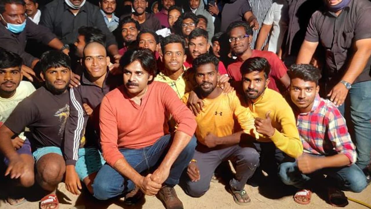 పవన్ కళ్యాణ్ ప్రస్తుతం `వకీల్ సాబ్` చిత్రంలో నటిస్తున్నారు. వేణు శ్రీరామ్ దర్శకత్వం వహిస్తున్నారు. ఆ మధ్య ఈ సినిమా షూటింగ్ ప్రారంభమైంది. పవన్ కళ్యాణ్ కూడా షూటింగ్లో పాల్గొంటున్నారు. పవన్ కళ్యాణ్ ప్రస్తుతం `వకీల్ సాబ్` చిత్రంలో నటిస్తున్నారు. వేణు శ్రీరామ్ దర్శకత్వం వహిస్తున్నారు. ఆ మధ్య ఈ సినిమా షూటింగ్ ప్రారంభమైంది. పవన్ కళ్యాణ్ కూడా షూటింగ్లో పాల్గొంటున్నారు.