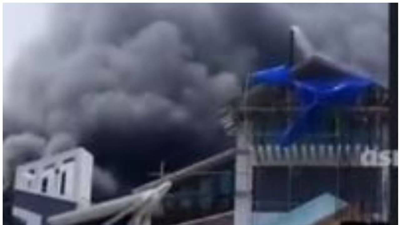 കൊച്ചിയിൽ പ്ലാസ്റ്റിക് കമ്പനി ഗോഡൌണിൽ വൻ തീപ്പിടുത്തം, കെട്ടിടം പൂർണമായി കത്തിനശിച്ചു