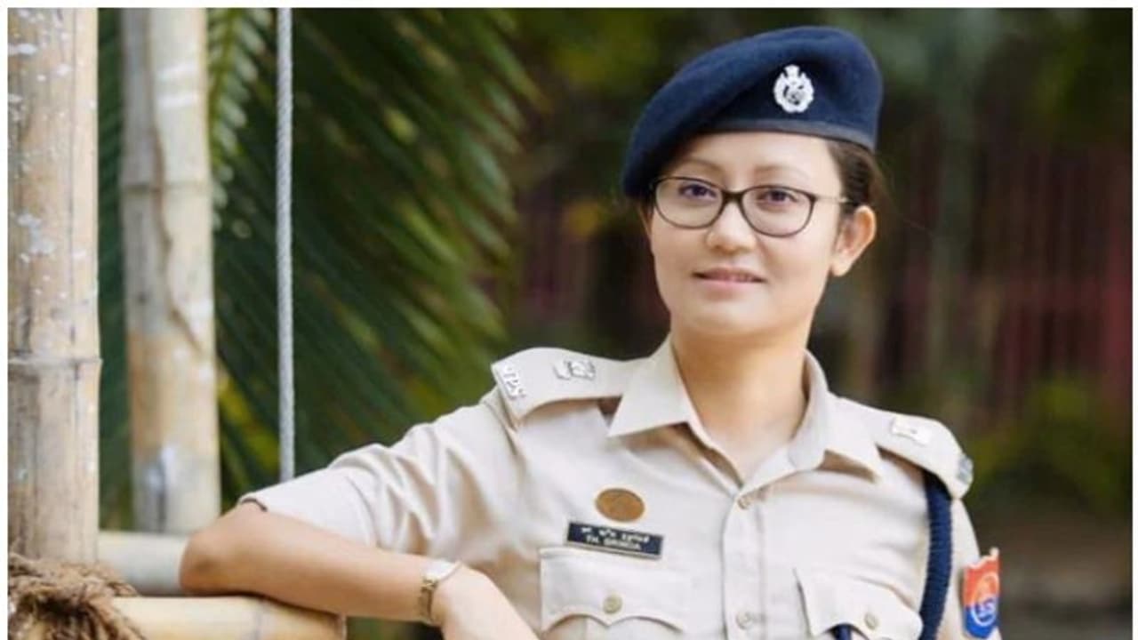 ലഹരിക്കേസില് ബിജെപി നേതാവടക്കമുള്ള പ്രതികളെ വെറുതെ വിട്ടു; പുരസ്കാരം തിരിച്ചേല്പ്പിച്ച് ഐപിഎസ് ഉദ്യോഗസ്ഥ ലഹരിക്കേസില് ബിജെപി നേതാവടക്കമുള്ള പ്രതികളെ വെറുതെ വിട്ടു; പുരസ്കാരം തിരിച്ചേല്പ്പിച്ച് ഐപിഎസ് ഉദ്യോഗസ്ഥ