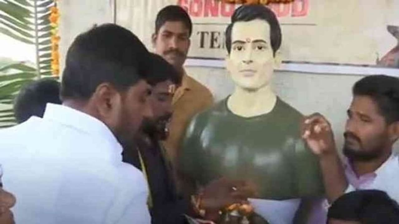 సిద్ధిపేటలో సోనూ సూద్ కు గుడి.. హారతులిచ్చి పూజలు...