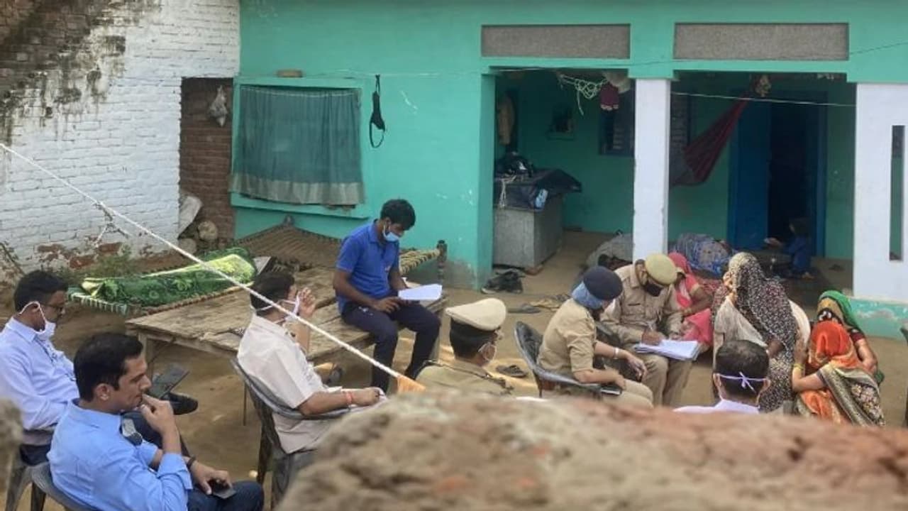 ഹാഥ്റാസ് പെൺകുട്ടിയുമായി പ്രതി സന്ദീപ് പ്രണയത്തിലായിരുന്നുവെന്ന് സിബിഐ കുറ്റപത്രം ഹാഥ്റാസ് പെൺകുട്ടിയുമായി പ്രതി സന്ദീപ് പ്രണയത്തിലായിരുന്നുവെന്ന് സിബിഐ കുറ്റപത്രം