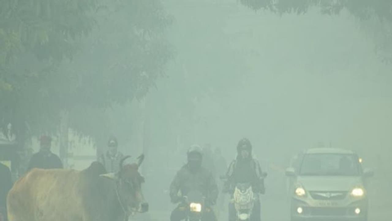 చాలా ప్రాంతాల్లో రికార్డుస్థాయికి కనిష్ట ఉష్ణోగ్రతలు.. దట్టమైన పొగమంచు.. : ఐఎండీ చాలా ప్రాంతాల్లో రికార్డుస్థాయికి కనిష్ట ఉష్ణోగ్రతలు.. దట్టమైన పొగమంచు.. : ఐఎండీ