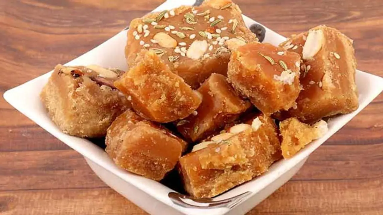 মাস্ক না পরে বেরলেই মিলছে নলেন গুড়ের পাটালি, অভিনব দাওয়াই পঞ্চায়েত প্রধানের মাস্ক না পরে বেরলেই মিলছে নলেন গুড়ের পাটালি, অভিনব দাওয়াই পঞ্চায়েত প্রধানের