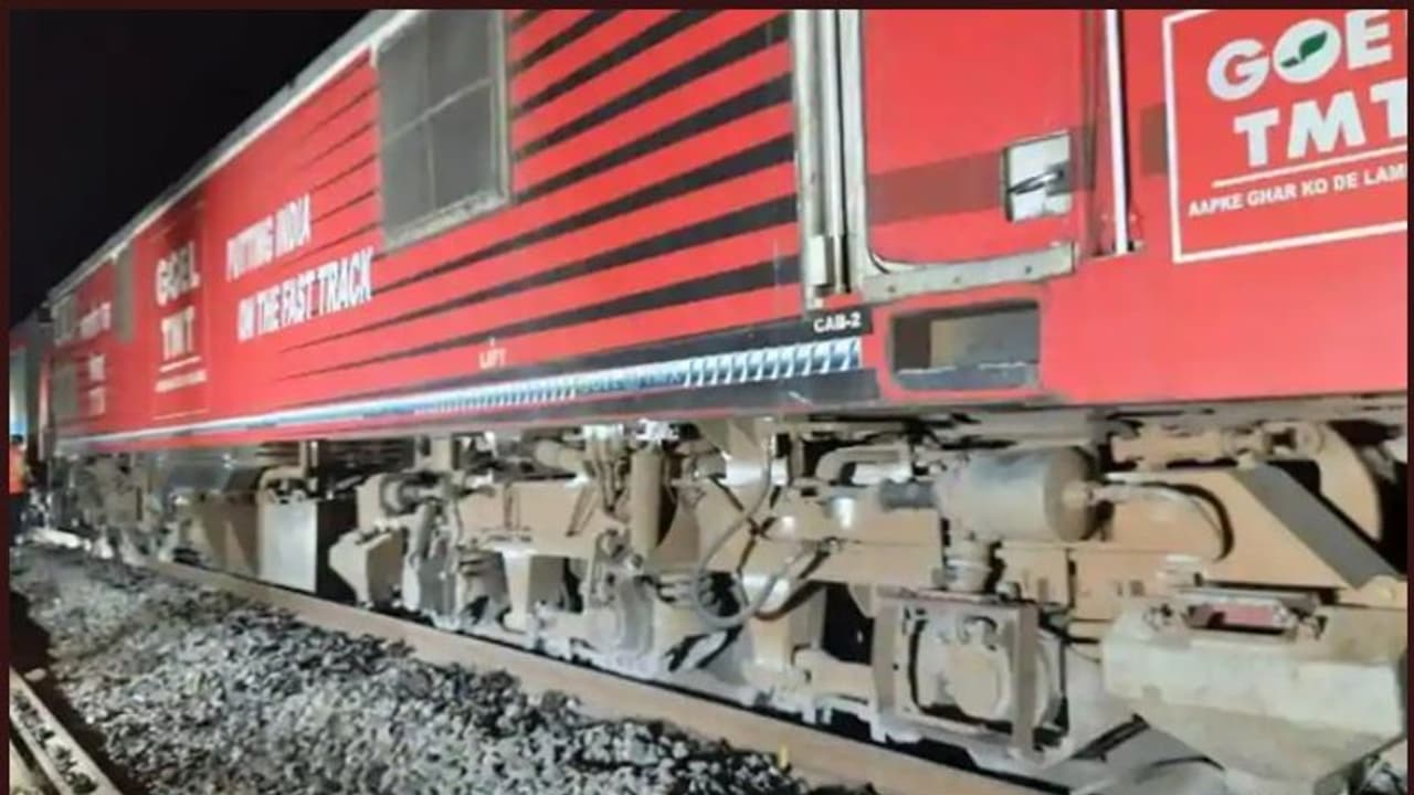 ആനയെ ഇടിച്ചിട്ട ട്രെയിന് പാളം തെറ്റി; വന് അപകടം ഒഴിവായത് തലനാരിഴയ്ക്ക് ആനയെ ഇടിച്ചിട്ട ട്രെയിന് പാളം തെറ്റി; വന് അപകടം ഒഴിവായത് തലനാരിഴയ്ക്ക്