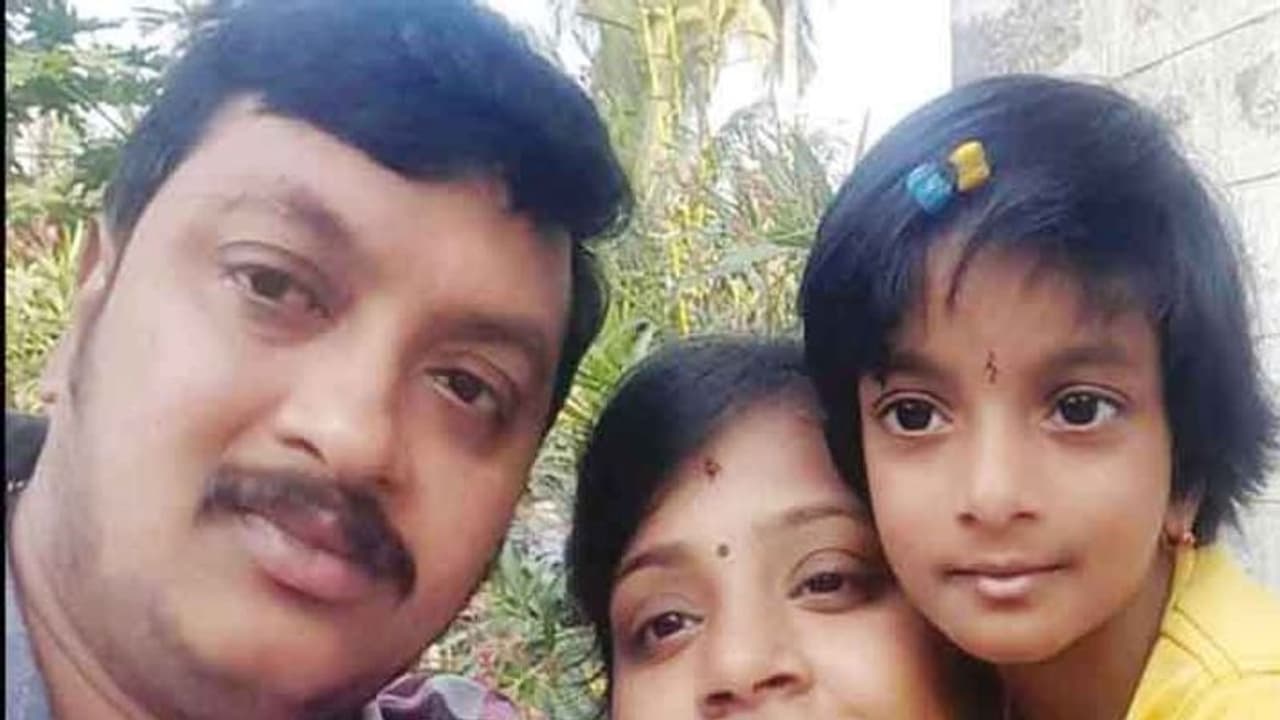 பிக்பாஸ் நடிகை திறந்து வைத்த நகை கடையில் 15 கோடி நஷ்டம்... தொழிலதிபர் குடும்பத்தினர் எடுத்த விபரீத முடிவு..! பிக்பாஸ் நடிகை திறந்து வைத்த நகை கடையில் 15 கோடி நஷ்டம்... தொழிலதிபர் குடும்பத்தினர் எடுத்த விபரீத முடிவு..!